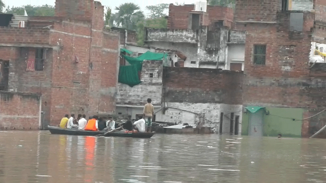 वरुणा किनारे सड़कें गायब, चल रही नावें