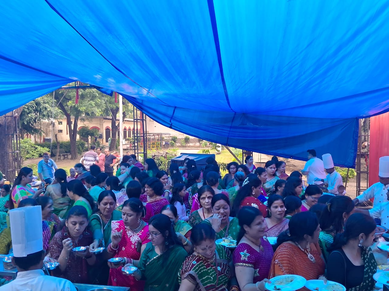 कार्यक्रम में महिलाओं ने स्वादिष्ट भोजन का आनंद लिया