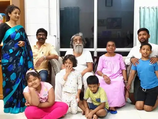 'आज मी शून्य झालो, गुरुजी गेले': शिबू सोरेन यांच्या मृत्यूवर हेमंत यांची पोस्ट; झारखंड चळवळीपासून ते मुख्यमंत्री होण्यापर्यंत, 15 फोटो शिबू सोरेन यांचा त्यांच्या कुटुंबासोबतचा जुना फोटो. उजवीकडून फोटोमध्ये - धाकटा मुलगा बसंत, पत्नी रूपी, मोठा मुलगा हेमंत त्याच्या शेजारी, त्यांची पत्नी कल्पना आणि नातवंडे.