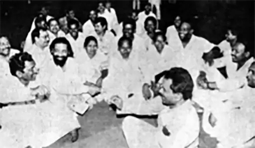 'आज मी शून्य झालो, गुरुजी गेले': शिबू सोरेन यांच्या मृत्यूवर हेमंत यांची पोस्ट; झारखंड चळवळीपासून ते मुख्यमंत्री होण्यापर्यंत, 15 फोटो महाजन आणि झारखंड चळवळींदरम्यान शिबू सोरेन (दाढीत) आणि त्यांचे सहकारी.