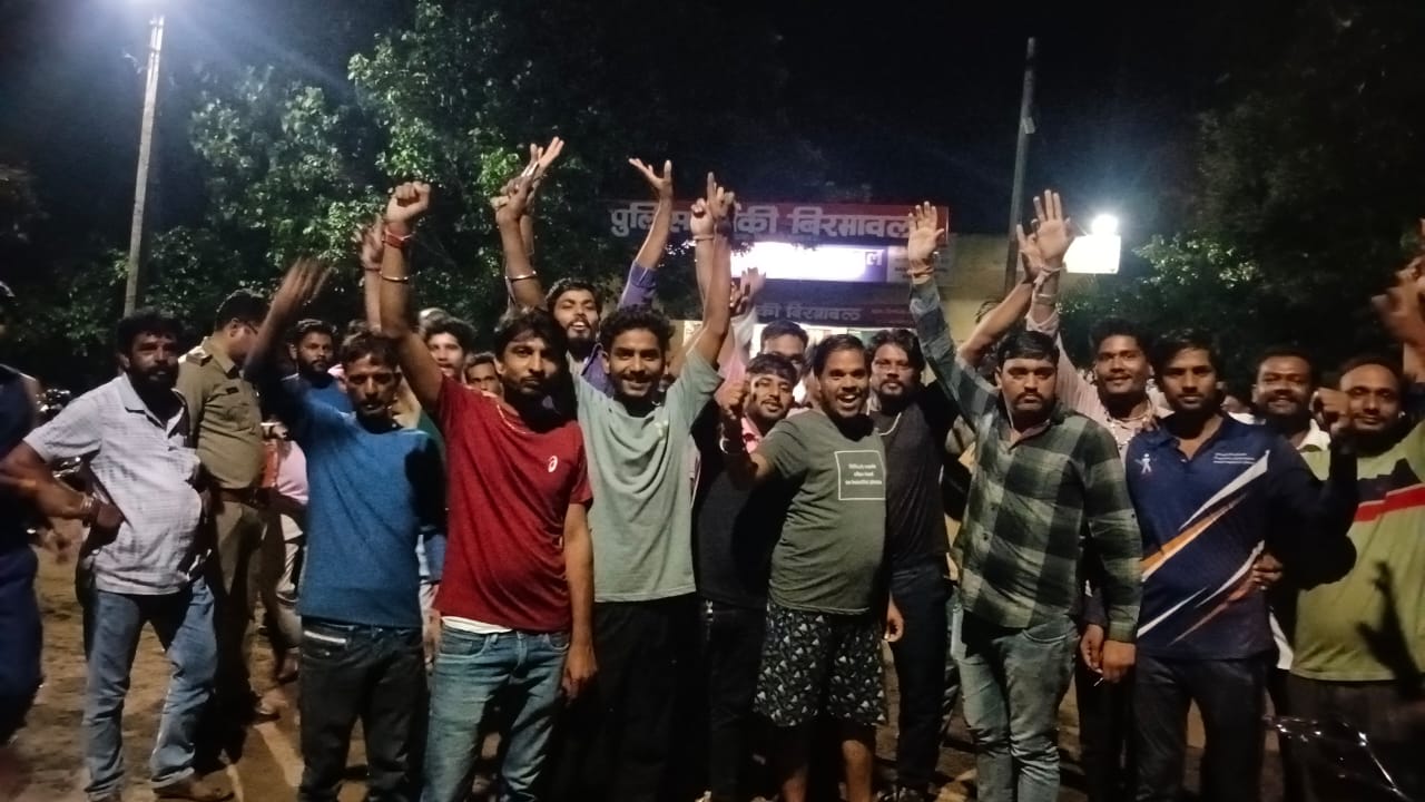 रात में ग्रामीणों ने बिरमावल पुलिस चौकी का घेराव कर दिया।