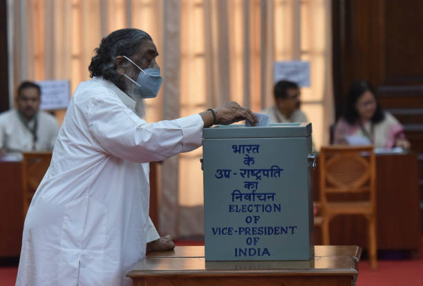 'आज मी शून्य झालो, गुरुजी गेले': शिबू सोरेन यांच्या मृत्यूवर हेमंत यांची पोस्ट; झारखंड चळवळीपासून ते मुख्यमंत्री होण्यापर्यंत, 15 फोटो हे छायाचित्र ९ सप्टेंबर २०२२ चे आहे. उपराष्ट्रपतीपदाच्या निवडणुकीसाठी शिबू सोरेन मतदान करत आहेत.