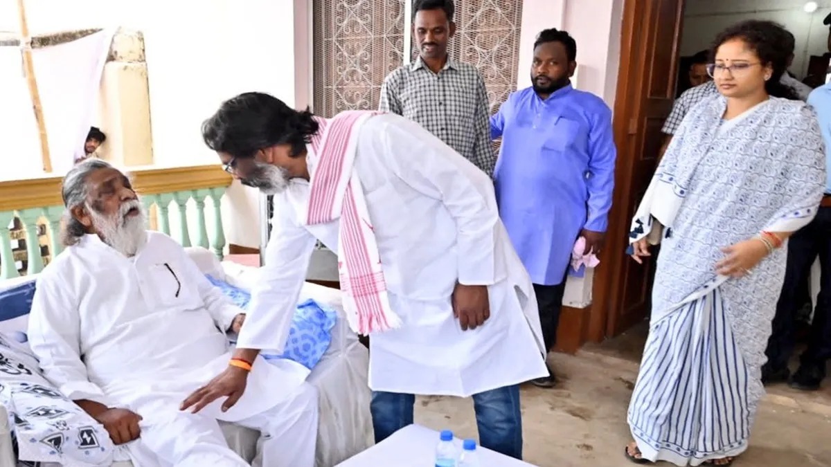 'आज मी शून्य झालो, गुरुजी गेले': शिबू सोरेन यांच्या मृत्यूवर हेमंत यांची पोस्ट; झारखंड चळवळीपासून ते मुख्यमंत्री होण्यापर्यंत, 15 फोटो हे छायाचित्र ६ मे २०२४ चे आहे. ९६ दिवसांनंतर काही तासांसाठी तुरुंगातून बाहेर आलेले हेमंत सोरेन त्यांचे वडील शिबू यांना भेटण्यासाठी आले होते.