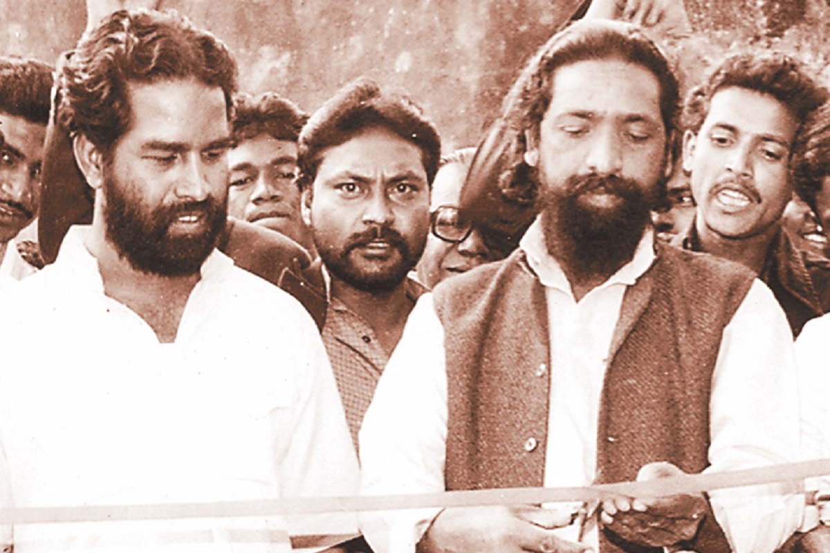 'आज मी शून्य झालो, गुरुजी गेले': शिबू सोरेन यांच्या मृत्यूवर हेमंत यांची पोस्ट; झारखंड चळवळीपासून ते मुख्यमंत्री होण्यापर्यंत, 15 फोटो शिबू सोरेन यांनी विनोद बिहारी महतो आणि एके राय यांच्यासोबत ४ फेब्रुवारी १९७३ रोजी झारखंड मुक्ती मोर्चा (जेएमएम) ची स्थापना केली.