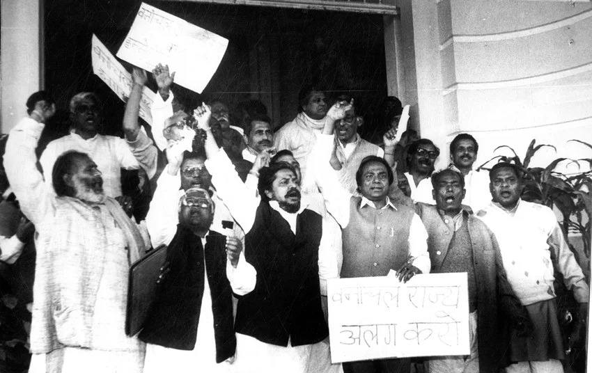 'आज मी शून्य झालो, गुरुजी गेले': शिबू सोरेन यांच्या मृत्यूवर हेमंत यांची पोस्ट; झारखंड चळवळीपासून ते मुख्यमंत्री होण्यापर्यंत, 15 फोटो शिबू सोरेन (अत्यंत डावे) यांनी वेगळ्या झारखंड राज्यासाठी दीर्घ लढा दिला. हा फोटो चळवळीदरम्यान काढलेला आहे.