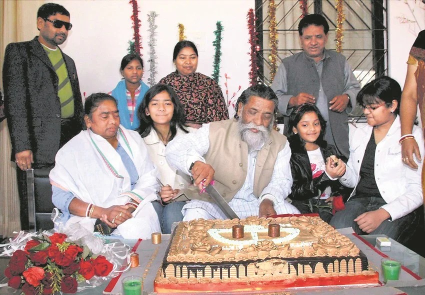 'आज मी शून्य झालो, गुरुजी गेले': शिबू सोरेन यांच्या मृत्यूवर हेमंत यांची पोस्ट; झारखंड चळवळीपासून ते मुख्यमंत्री होण्यापर्यंत, 15 फोटो पत्नी रूपी सोरेन आणि नातवंडांसह वाढदिवसानिमित्त केक कापताना शिबू सोरेन.