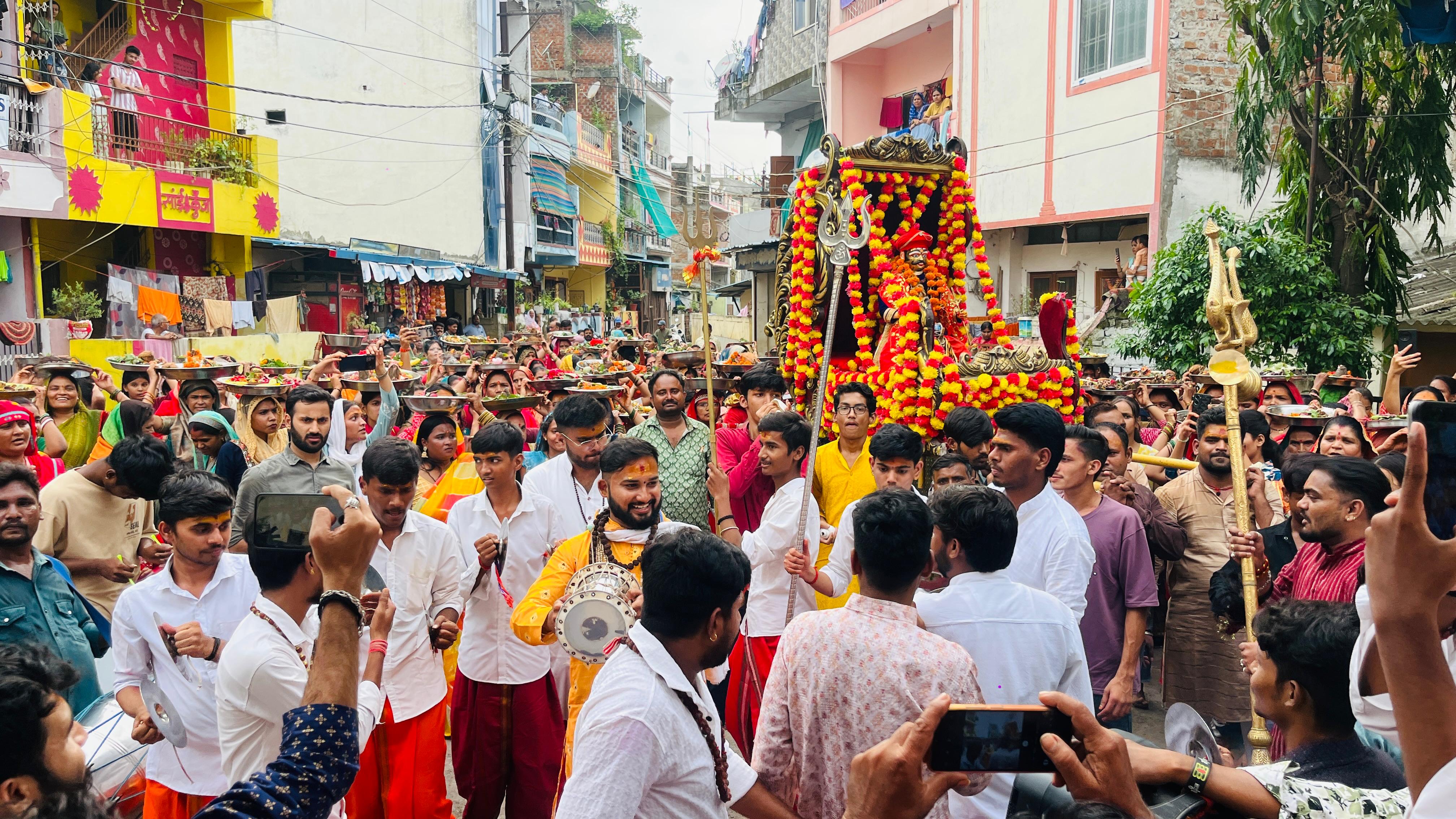 कॉलोनी के लोग शोभायात्रा में शामिल हुए।