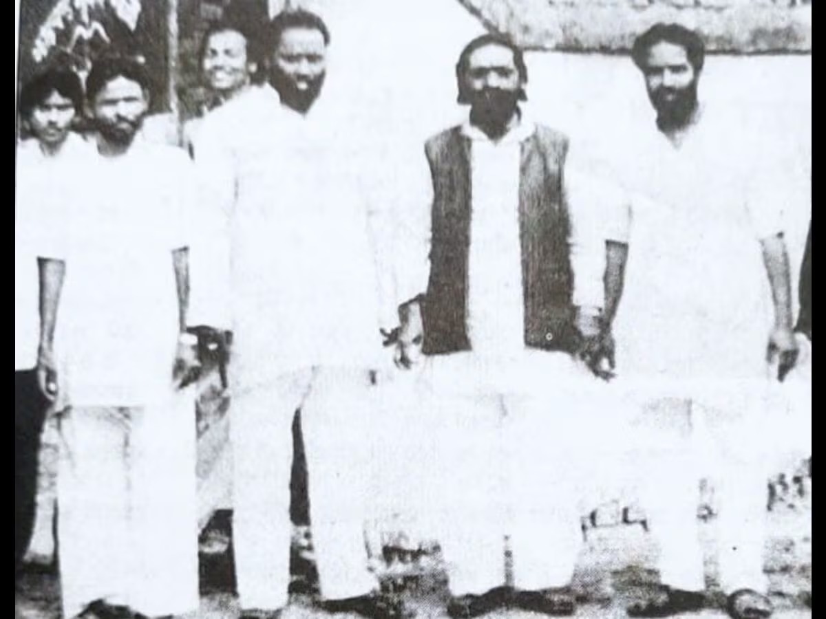 'आज मी शून्य झालो, गुरुजी गेले': शिबू सोरेन यांच्या मृत्यूवर हेमंत यांची पोस्ट; झारखंड चळवळीपासून ते मुख्यमंत्री होण्यापर्यंत, 15 फोटो गुरुजींचा त्यांचे जुने सहकारी निर्मल महातो (शिबू सोरेनच्या उजवीकडे) यांच्यासोबतचा एक जुना फोटो. निर्मल महातो झारखंड मुक्ती मोर्चाचे अध्यक्षही बनले.