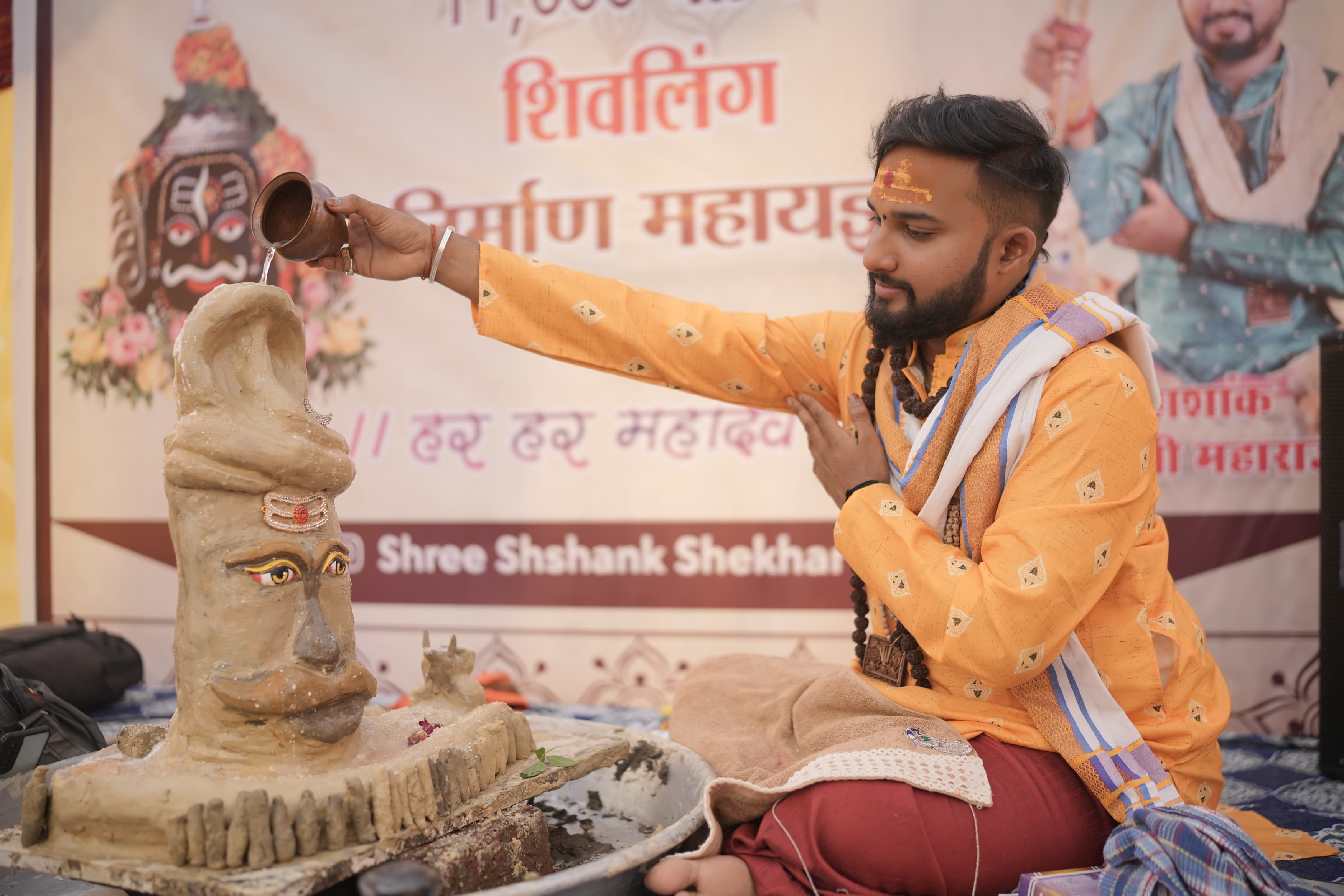 भक्तों ने पार्थिव शिवलिंग का अभिषेक किया।