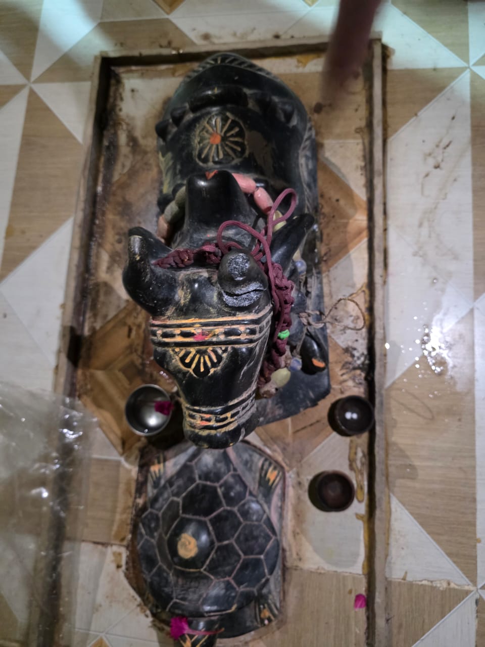 भगवान शिव के नंदी जी की मूर्ति को भी क्षतिग्रस्त किया।