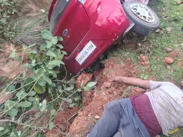 तेज रफ्तार कार ने ट्रक ड्राइवर और हेल्पर को कुचल दिया।