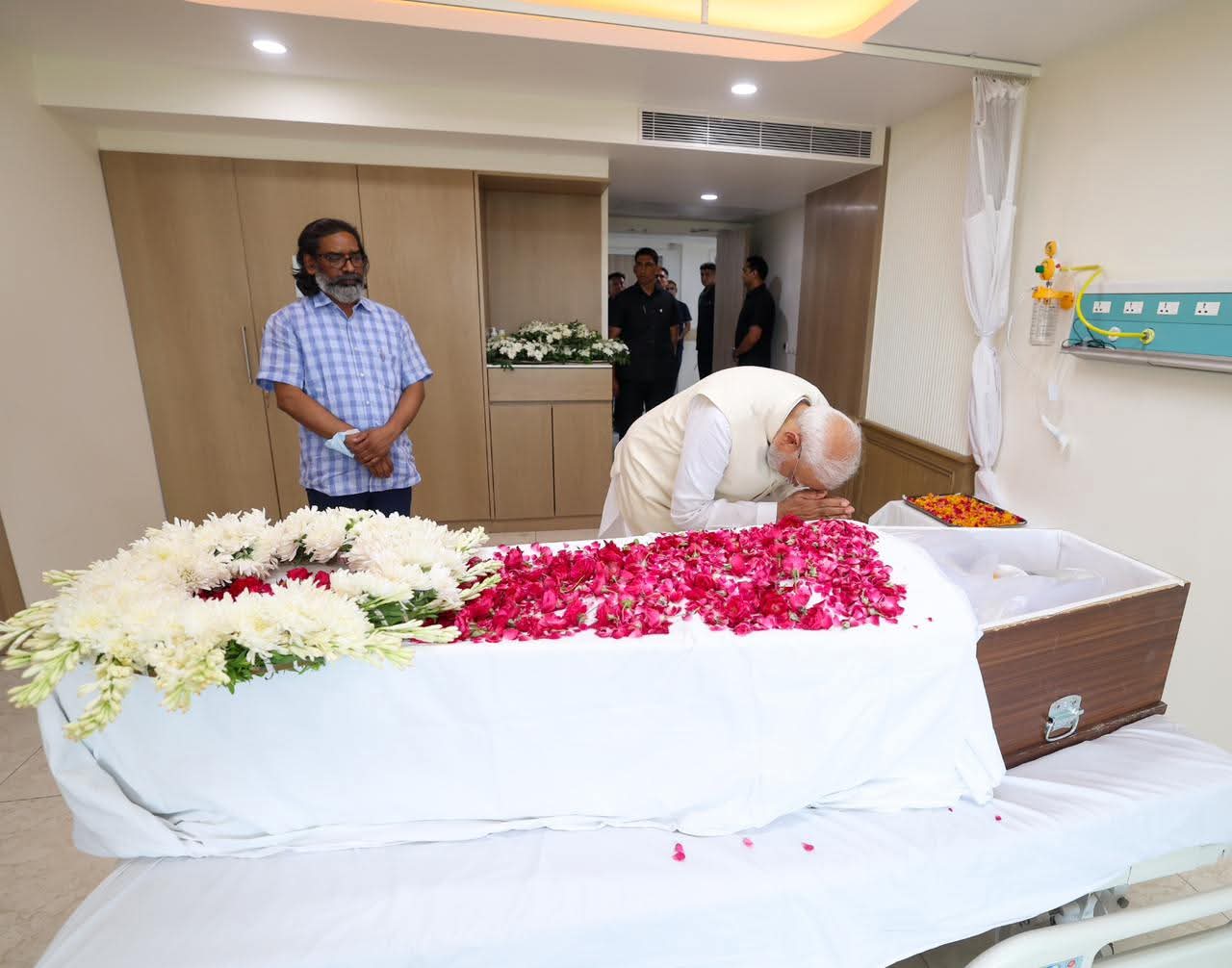 दिल्ली में गंगाराम अस्पताल पहुंचकर प्रधानमंत्री मोदी ने शिबू सोरेन को श्रद्धांजलि दी।