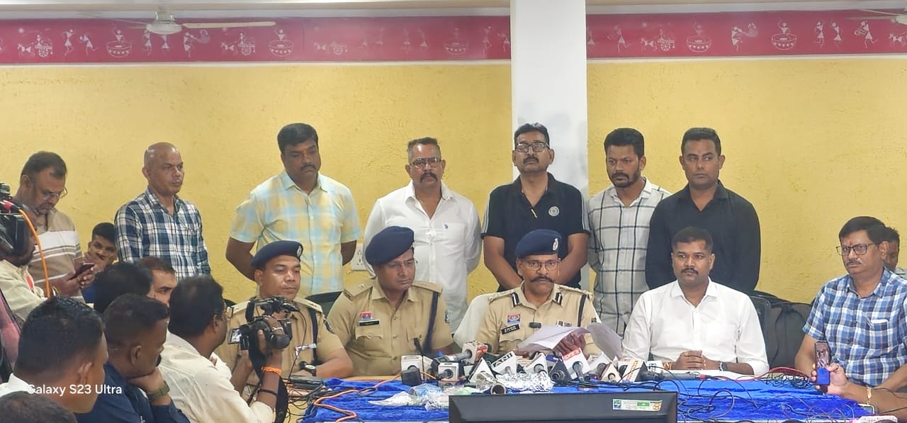 रायपुर पुलिस ने हेरोइन तस्करी केस को लेकर प्रेस कॉन्फ्रेंस कर जानकारी दी।