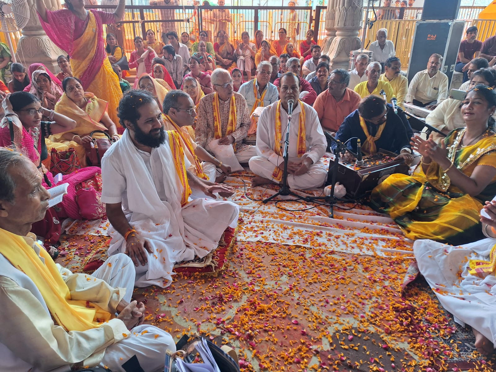 बधाई गायन में बृज समेत कई स्थानीय कलाकारों ने भजनों की प्रस्तुतियां दी।