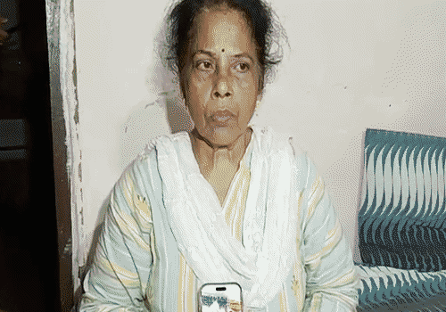 बेटे की शादी की तस्वीर अपने मोबाइल में दिखातीं मां अनीता।