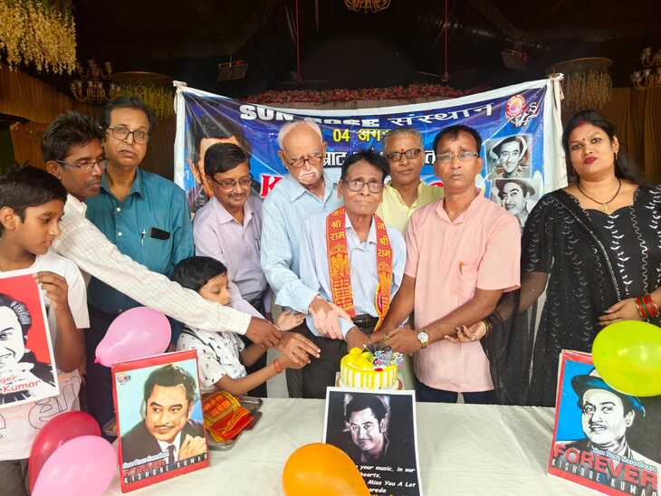 संस्था के सदस्यों ने मिल के केक काटा और किशोर कुमार के गाने गाए