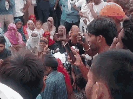 वीडियो सामने आने के बाद बड़ी संख्या में लोग थाने के बाहर जुट गए और धरने पर बैठ गए।