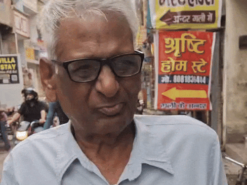 बुजुर्ग पन्नालाल एडवोकेट ने बताया; लक्ष्मीकुंड के पास एक मठ है। वहां कमर तक पानी था। हम लोग घरों में कैद थे।