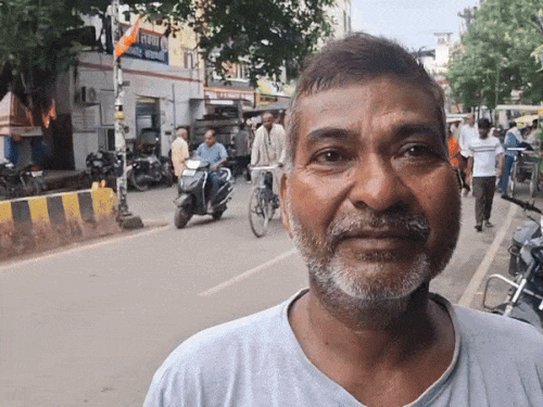 पांच दिन तक दूध और ब्रेड खाकर रहे थे हम लोग। नाव से लाते थे ब्रेड।