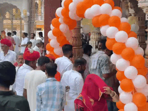 सिरे मंदिर में भगवान शिव के दर्शन के लिए लगी कतार