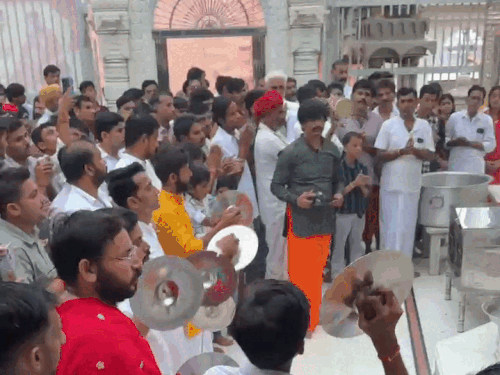 सुबह महाआरती करते श्रद्धालु