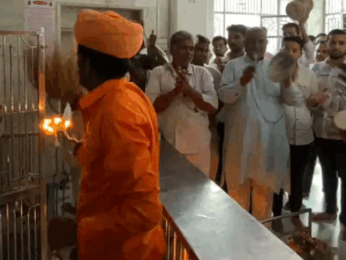 सवरूपरा महादेव मंदिर में पूजा करते हुए संत व श्रंद्धालु