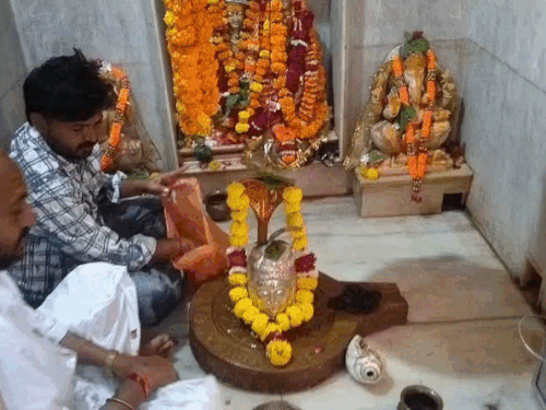 सवरूपरा महादेव मंदिर में अभिषेक करते हुए श्रंद्धालु