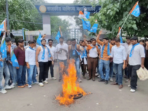 छात्रों ने कॉलेज गेट पर टायर जलाया