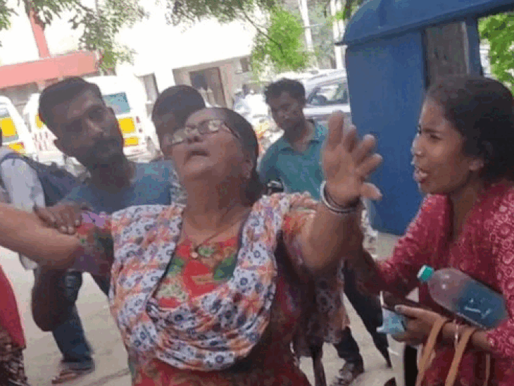वालप करता हुआ परिवार।