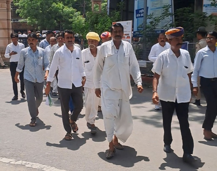 पाली जिला कलेक्ट्रेट को ज्ञापन सौंपने जाते हुए ग्रामीण।