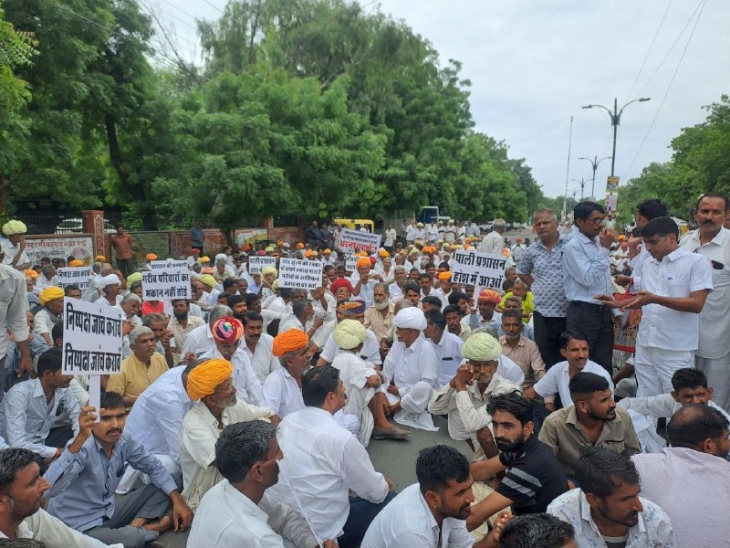 पाली कलेक्ट्रेट के बाहर सड़क पर धरने पर बैठे ग्रामीण।