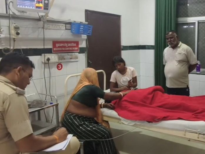पाली के बांगड़ हॉस्पिटल में भर्ती घायल महिला से घटना की जानकारी लेते हुए पुलिसकर्मी। - Dainik Bhaskar