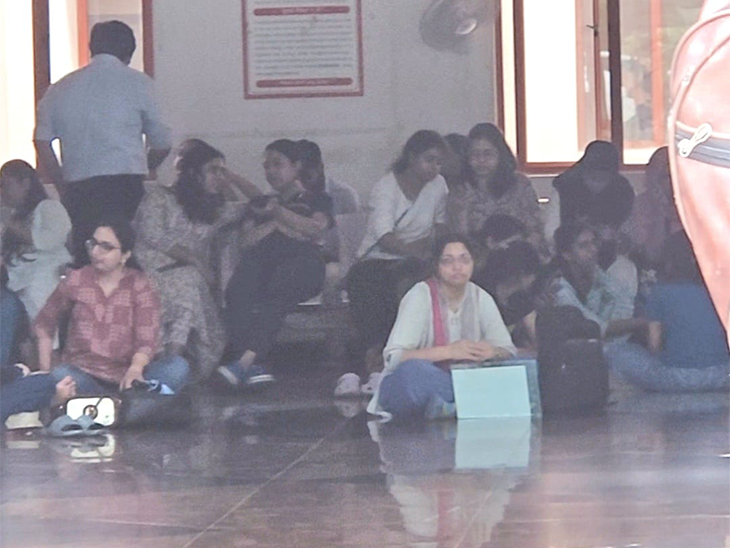 पटना एम्स में डॉक्टरों हड़ताल पर थे। प्रशासनिक भवन में धरना दे रहे थे जूनियर डॉक्टर।