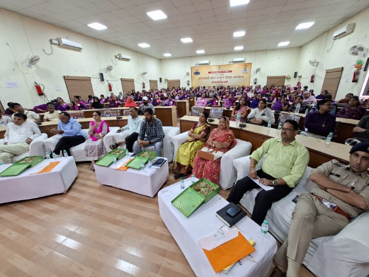 कार्यक्रम में मौजूद जिला प्रशासनिक अधिकारी।