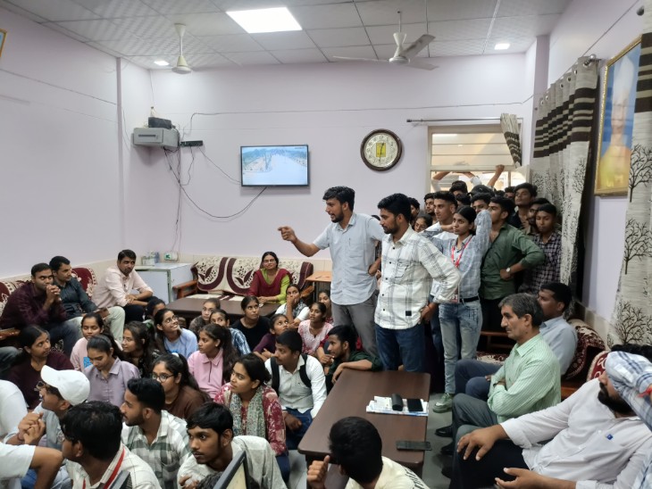 कॉलेज में विरोध-प्रदर्शन करते हुए छात्र।
