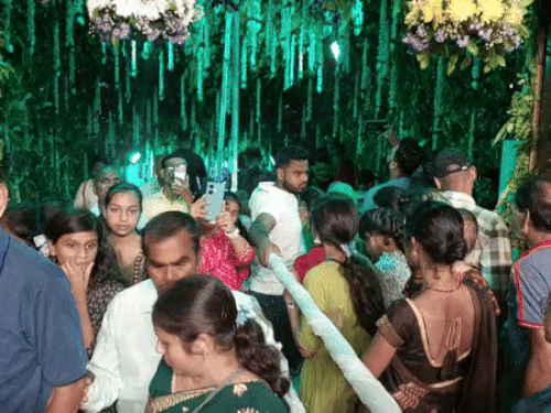 मंदिर में जल से होते हुए श्रद्धालु मंदिर में पहुंचे।