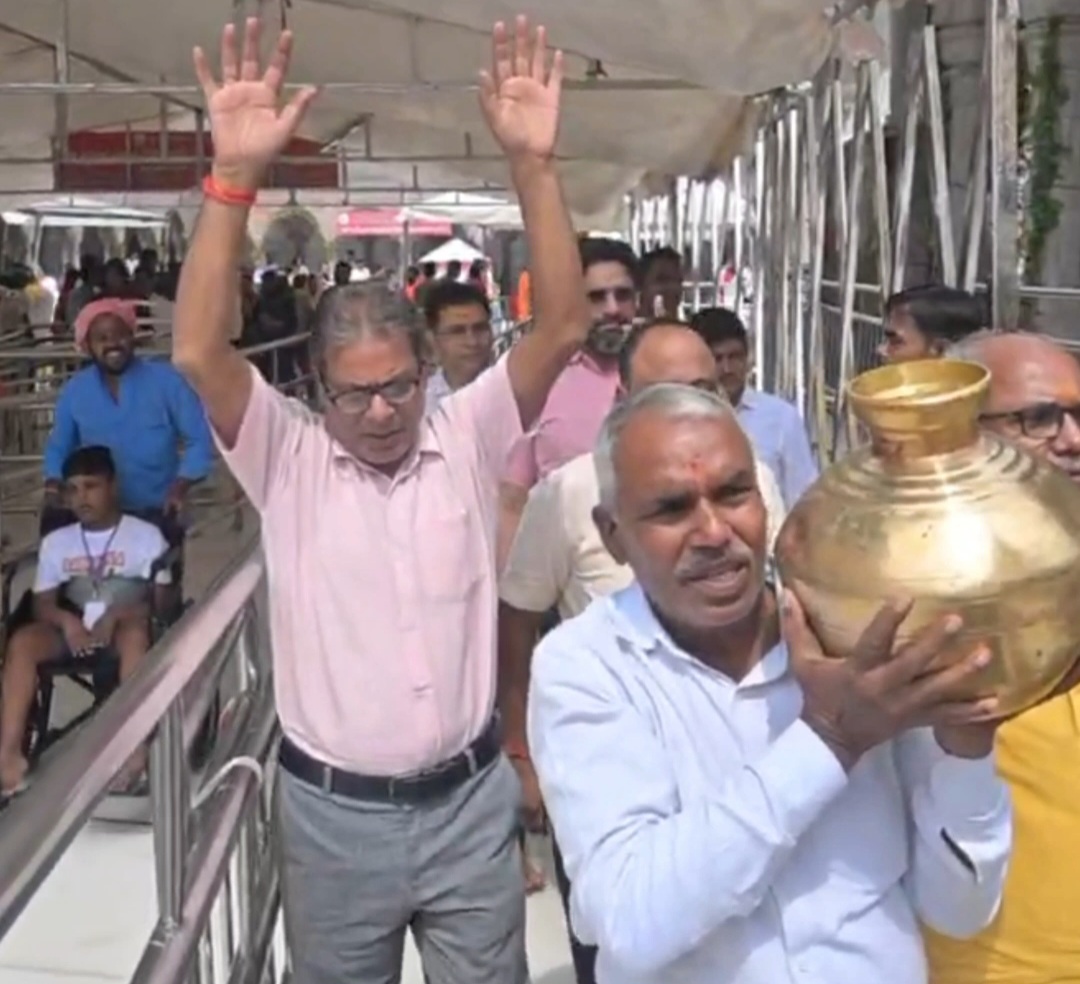 मंदिर के अधिकारी रहे मौजूद।