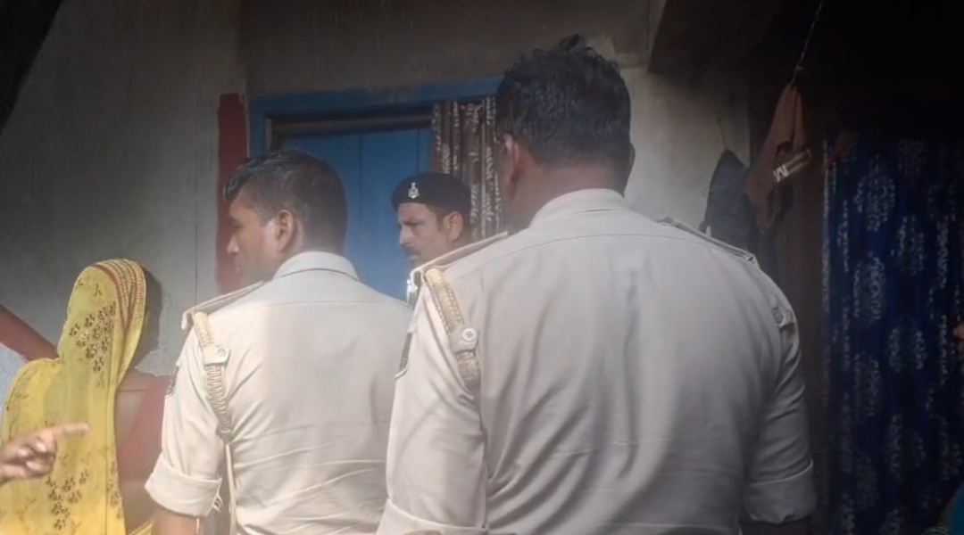 मामले की छानबीन करती पुलिस।