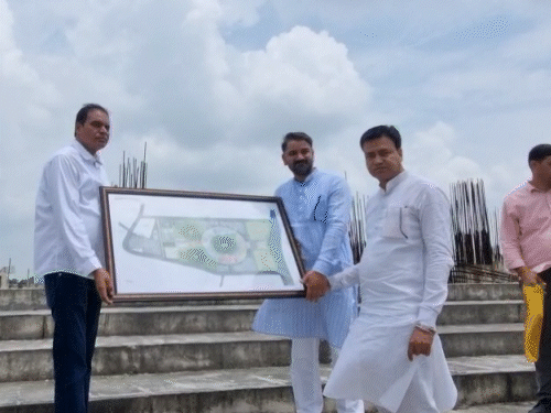 स्टेडियम का निरीक्षण करते एडहॉक कमेटी सदस्य।