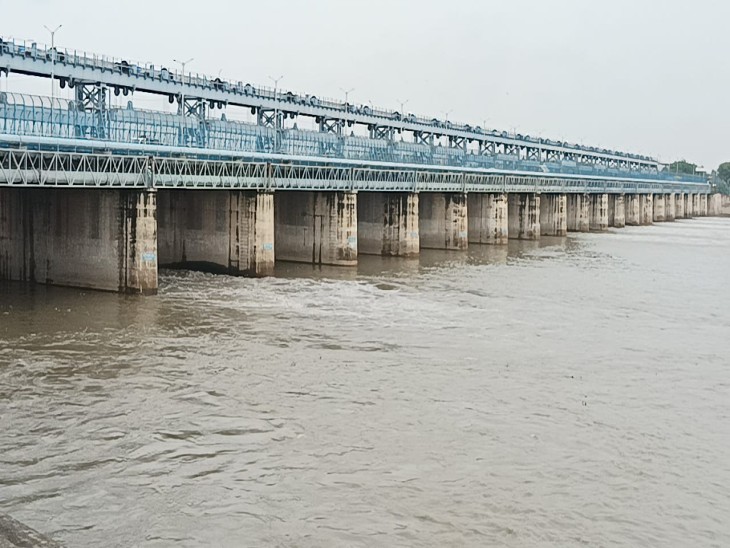 गोकुल बैराज से आगरा की तरफ यमुना जल डिस्चार्ज किया जा रहा है