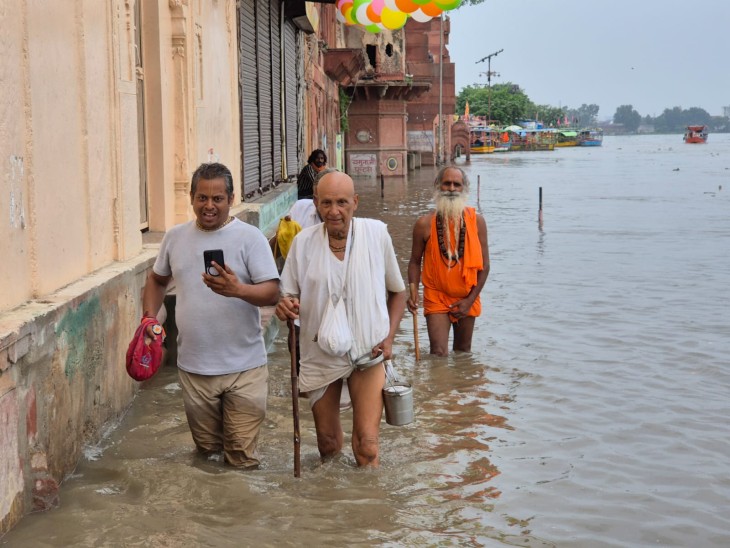 यमुना का पानी केशी घाट पर परिक्रमा मार्ग में पहुंच गया,जिसके बीच से परिक्रमा देते भक्त