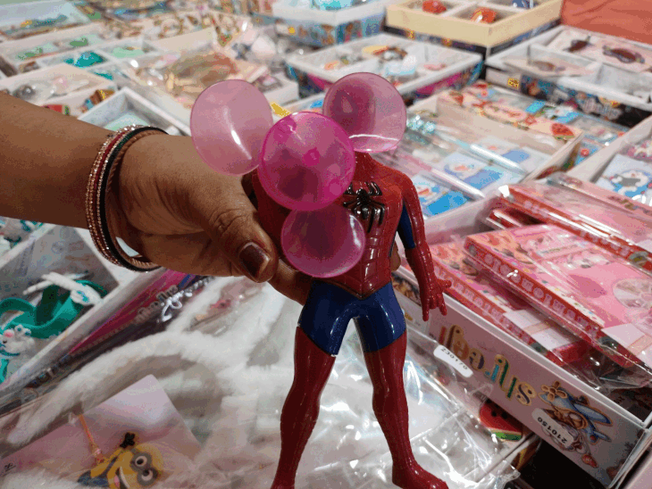 बच्चों की गेम्स वाली राखियां हो रही है सबकी पसन्द।