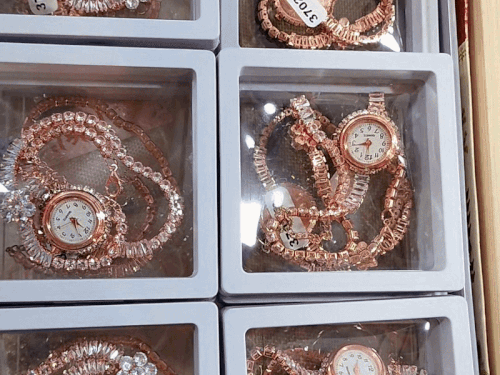 ब्रेसलेट, घड़ी जैसी स्टाइलिश राखियां भी आई।