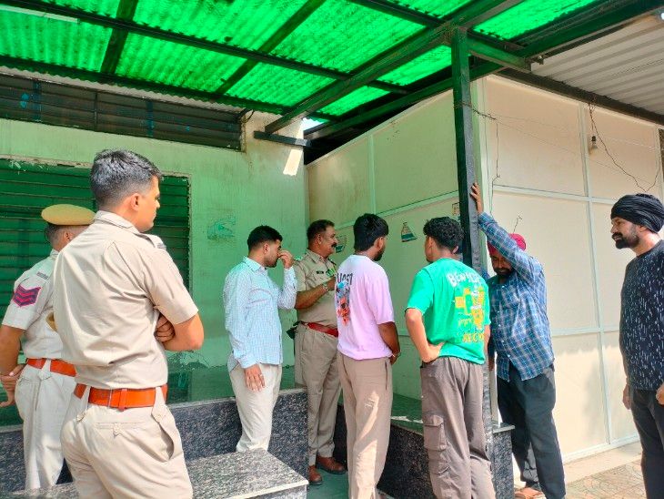 चित्तौड़गढ़ जिला जेल में बंद कैदी की हार्ट अटैक से मौत हो गई। परिजनों ने प्रशासन को साफ तौर पर बताया कि वे किसी तरह की जांच नहीं कराना चाहते।