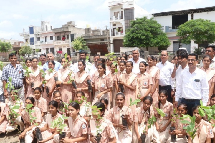 पौधरोपण के दौरान सभी स्टूडेंट और अतिथियों को भी पौंधा गिफ्ट में दिया गया।