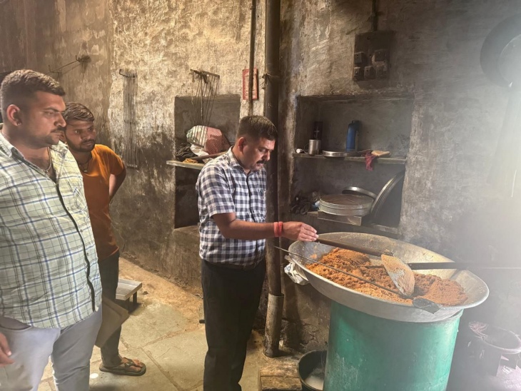 पाली जिले के सोजत सिटी में एक मिठाई की शॉप पर जांच करते हुए खाद्य सुरक्षा विभाग की टीम।