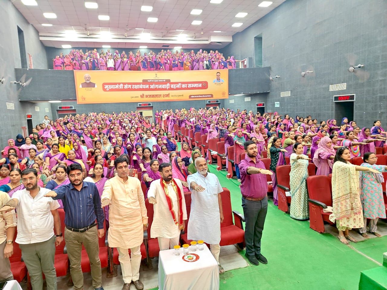 कार्यक्रम में शपथ लेते अतिथि।