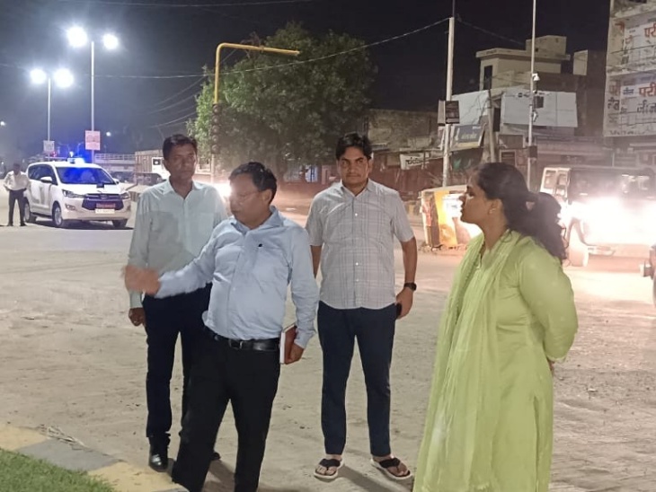 कलेक्टर डॉ. मंजू ने सोमवार रात को हनुमानगढ़ रोड स्थित किसान चौक, गौतम बुद्ध नगर, दर्पण एनक्लेव और एसटीपी सहित नगर विकास न्यास के अधीनस्थ विभिन्न क्षेत्रों का अवलोकन किया। - Dainik Bhaskar