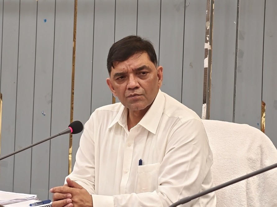 पीलीभीत जिलाधिकारी ज्ञानेंद्र सिंह ।