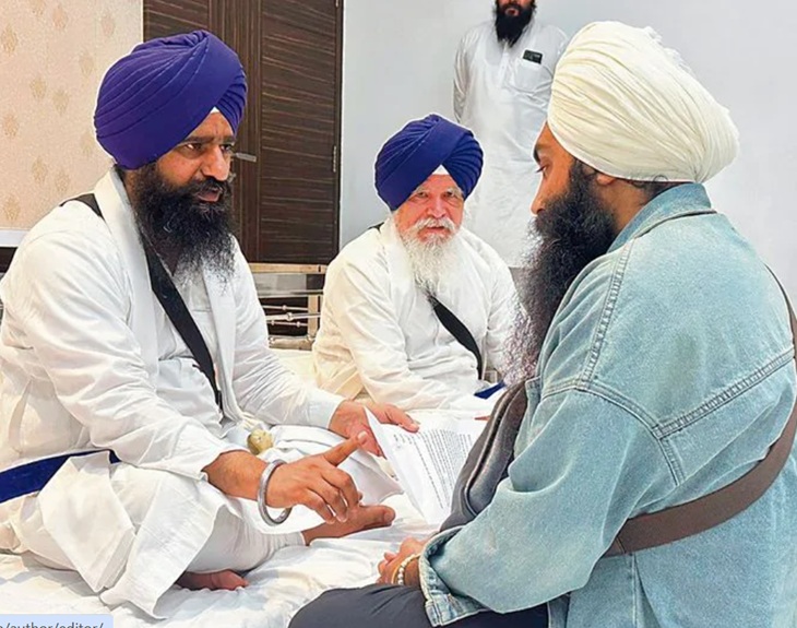 Punjabi singer Bir Singh apologizing in front of Singh Sahibans.